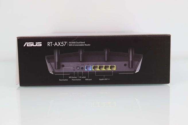Vista lateral derecha de la caja del router WiFi ASUS RT-AX57 en detalle