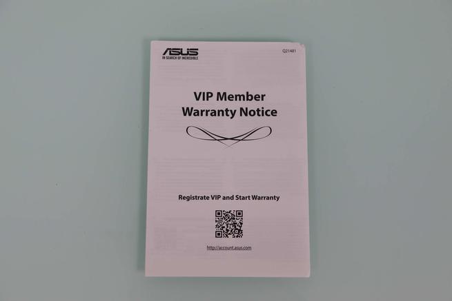 Vista del folleto de garantía del router WiFi ASUS RT-AX57