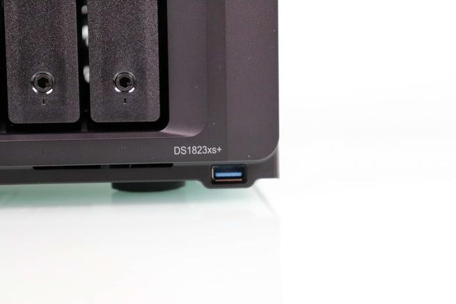 Vista del puerto USB 3.0 del NAS Synology DS1823xs+ en detalle