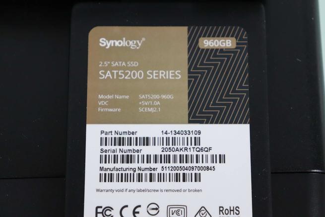 Vista de la unidad SSD Synology SAT5200 que usaremos en el Synology DS1823xs+