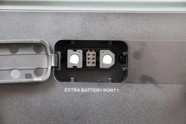 Detalle del puerto de alimentación para batería o panel solar de la batería portátil EcoFlow DELTA 2 Max