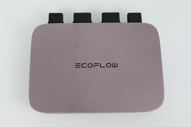 Zona frontal del microinversor EcoFlow PowerStream en detalle con el logo