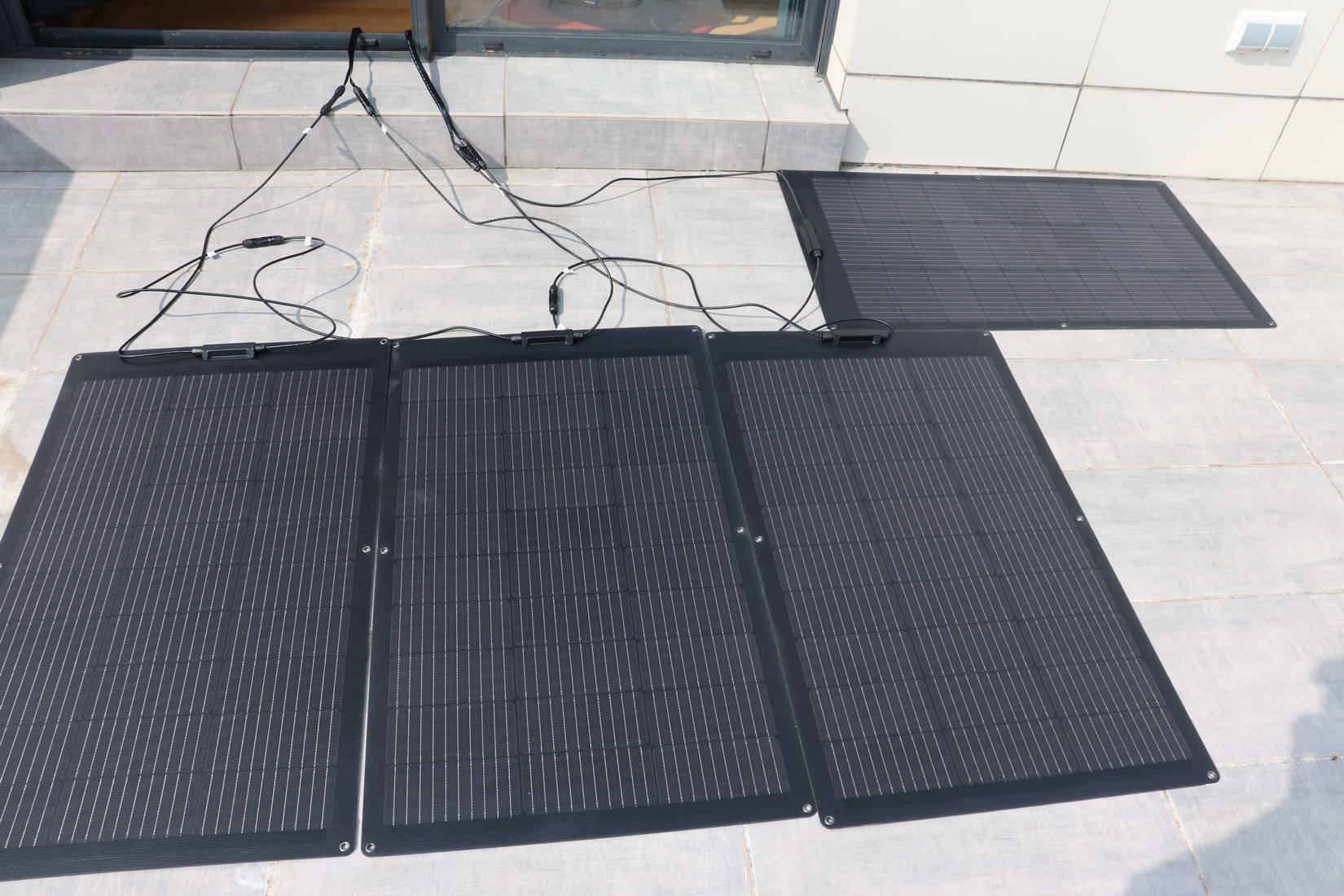 Paneles solares EcoFlow PowerStream en el suelo y conectados