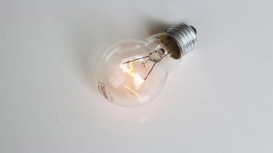 Bombilla blanca cálida vs fría en consumo