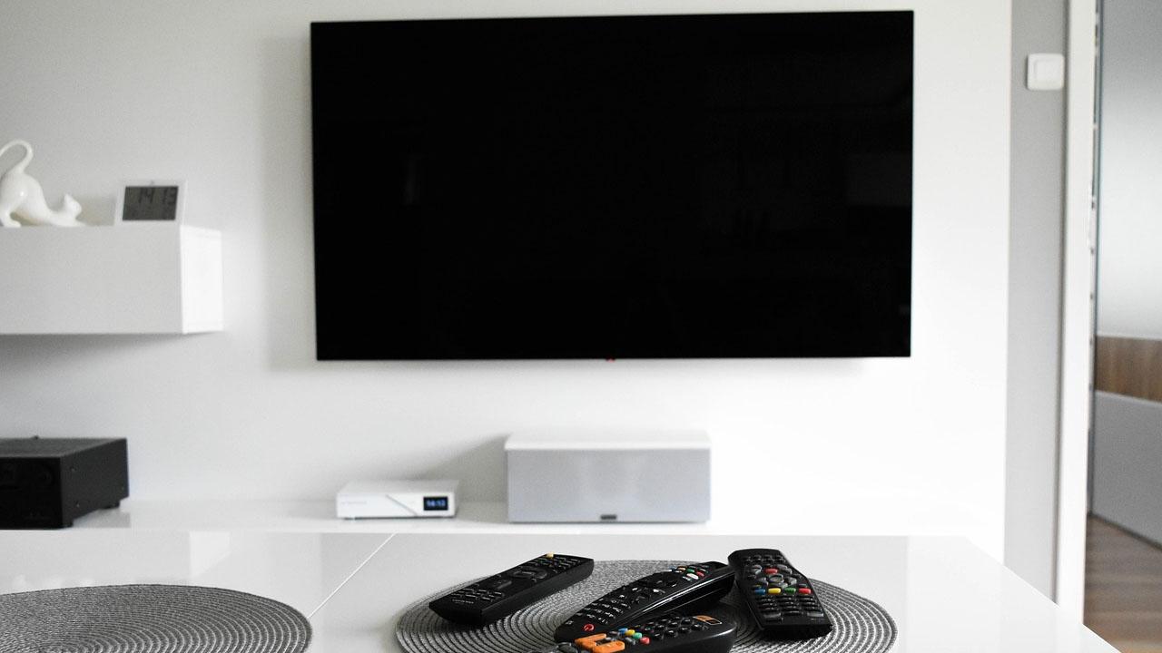 Smart TV con mandos a distancia de control
