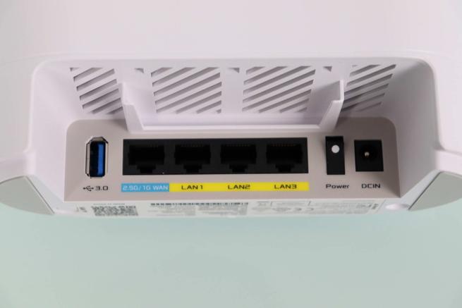 Vista de los puertos Ethernet y USB del sistema WiFi Mesh ASUS ExpertWiFi EBM68