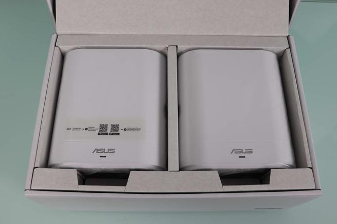 Vista de los dos nodos del sistema WiFi Mesh ASUS ExpertWiFi EBM68 en detalle