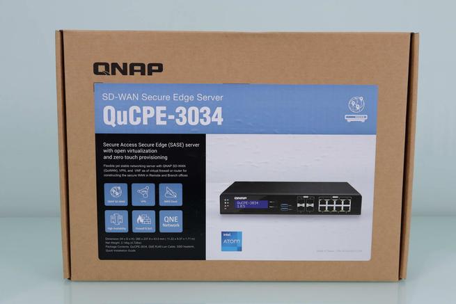 Vista frontal de la caja del QNAP QuCPE-3034 con todas las características