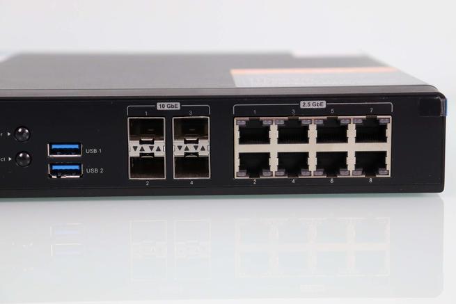 Vista de todos los puertos Ethernet y SFP+ del QNAP QuCPE-3034