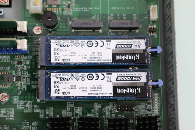 Vista de las dos unidades SSD NVMe instalados en el QNAP QuCPE-3034