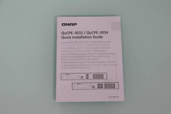 Vista de la guía de instalación del QNAP QuCPE-3034 en detalle