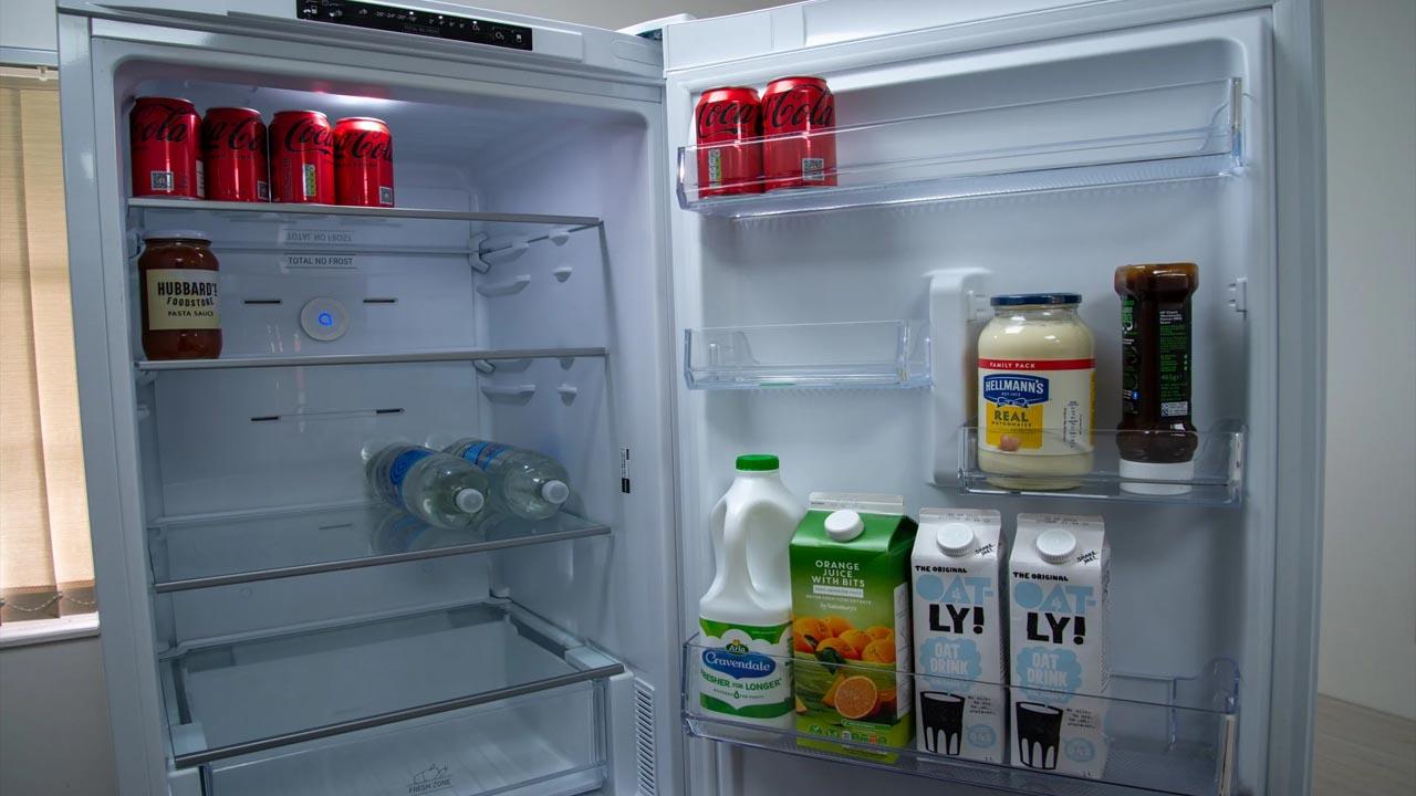 Interior de un frigorífico con latas de bebida