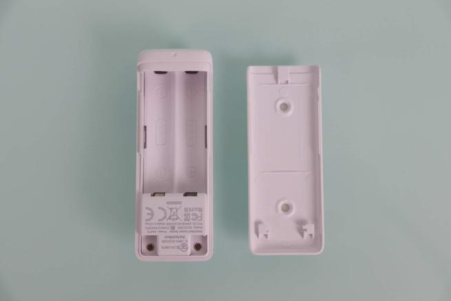 Interior del SwitchBot Contact Sensor con las dos pilas AAA