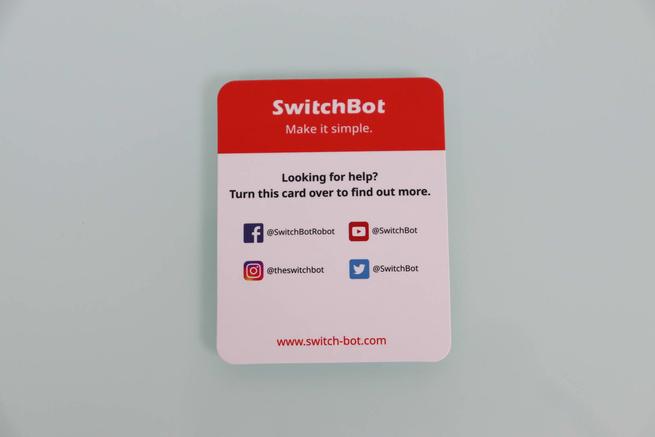 Tarjeta de contacto de la marca SwitchBot incorporada en el SwitchBot Curtain 3