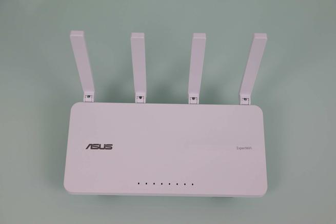 Frontal del router profesional ASUS ExpertWiFi EBR63 en detalle