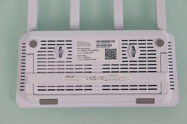 Trasera del router profesional ASUS ExpertWiFi EBR63 con rejilla de ventilación
