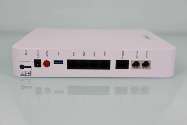 Vista trasera del router ZTE ZXHN F8648P con todos los puertos y botones