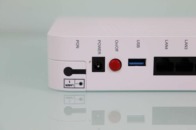 Vista del puerto alimentación, botón encendido y USB 3.0 del router ZTE ZXHN F8648P