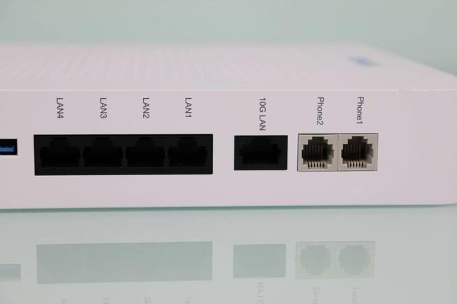 Vista de los puertos Gigabit Ethernet, 10Gbps y RJ-11 del router ZTE ZXHN F8648P