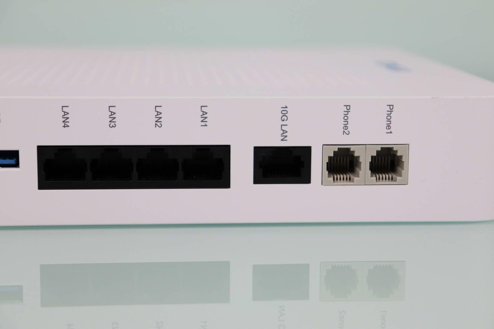 Vista de los puertos Gigabit Ethernet, 10Gbps y RJ-11 del router ZTE ZXHN F8648P