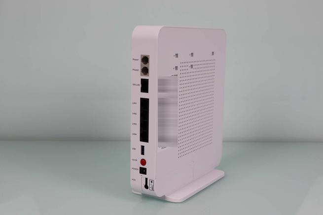 Vista trasera del router ZTE ZXHN F8648P con el soporte vertical