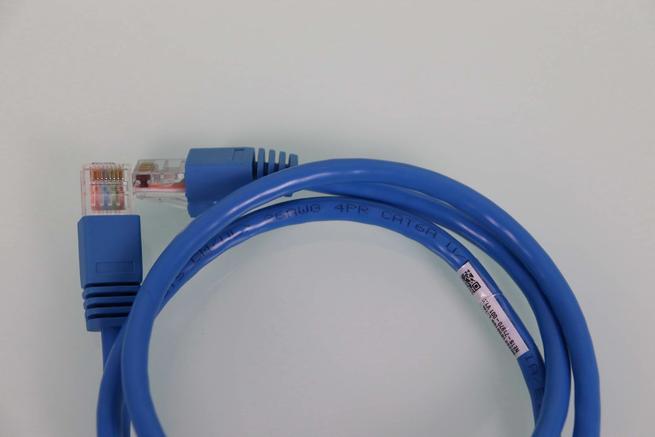 Vista del cable de red Ethernet CAT 6A del router ZTE ZXHN F8648P