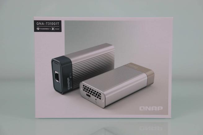 Vista frontal de la caja del adaptador 10GbE QNAP QNA-T310G1T en detalle