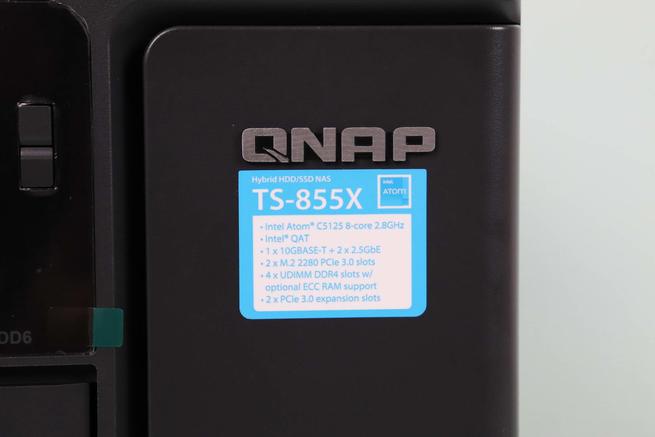 Vista de la pegatina con las características técnicas del servidor NAS QNAP TS-855X