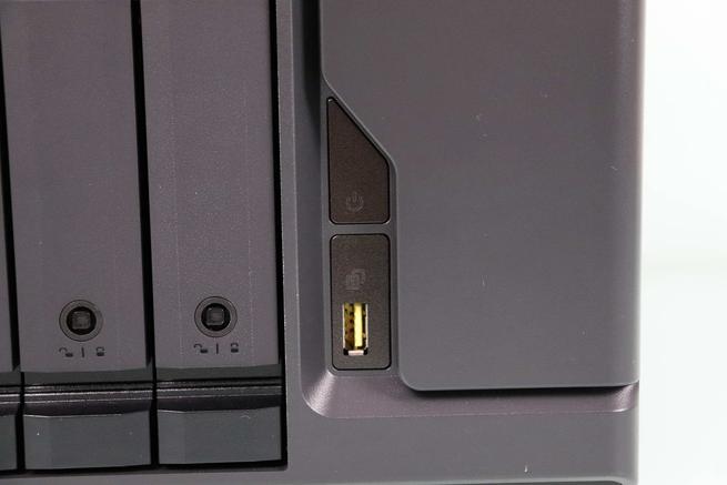 Vista del botón de encendido y USB del servidor NAS QNAP TS-855X en detalle