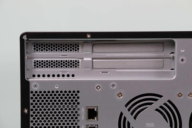 Vista de los puertos PCIe del servidor NAS QNAP TS-855X en detalle