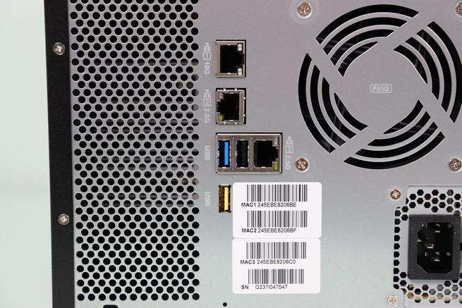 Vista de todas las conexiones Ethernet y USB del servidor NAS QNAP TS-855X