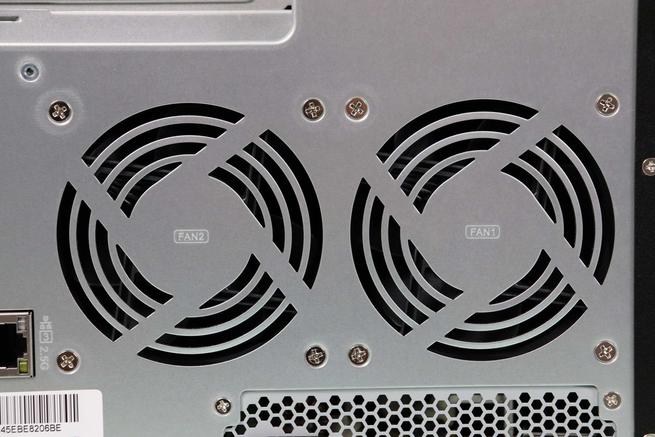 Vista de los ventiladores de los HDD del servidor NAS QNAP TS-855X en detalle