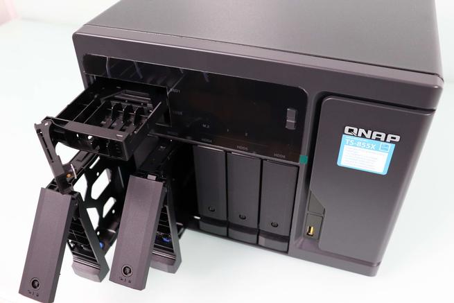 Vista de las bahías para discos duros y SSD del servidor NAS QNAP TS-855X