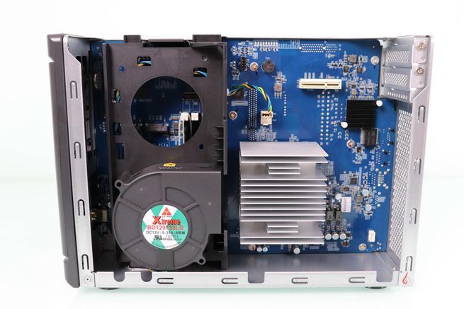 Vista del interior del servidor NAS QNAP TS-855X con el ventilador de SSD y RAM