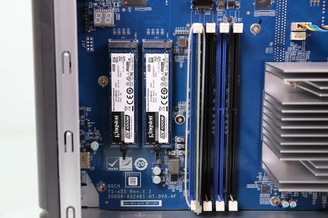 Vista de las unidades SSD NVMe instaladas en el servidor NAS QNAP TS-855X