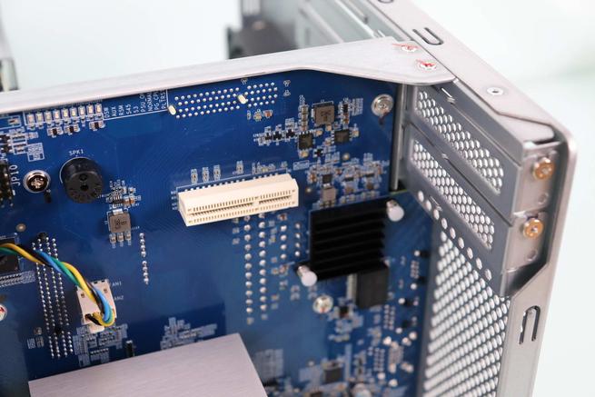 Vista del puerto PCIe 3.0 x4 del servidor NAS QNAP TS-855X