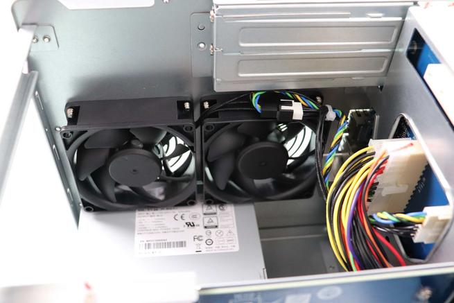 Vista de los ventiladores para extraer aire caliente del interior del servidor NAS QNAP TS-855X
