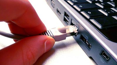 Puerto RJ-45 con cable de red para Internet en casa