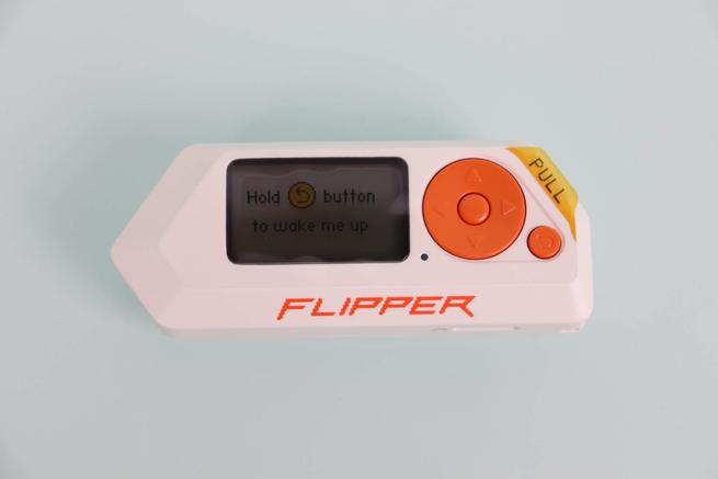 Frontal del Flipper Zero con la pantalla y controles