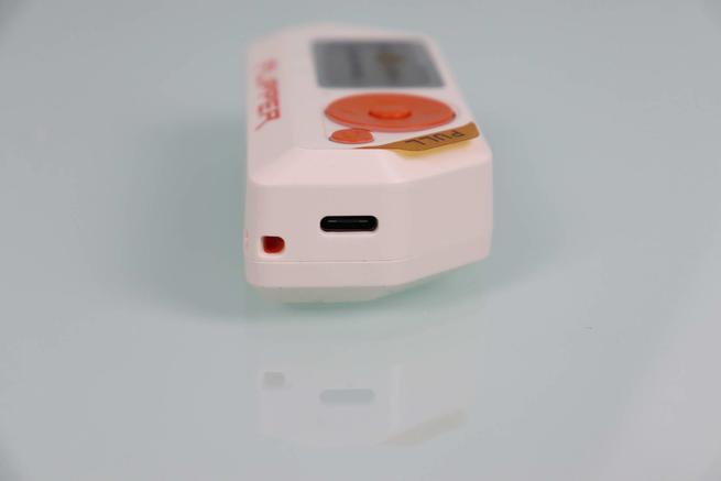 Puerto USB tipo C de carga del Flipper Zero en detalle