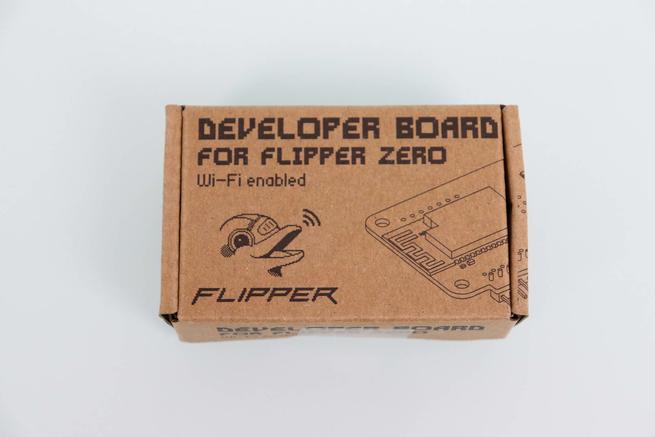 Caja de la placa de desarrollo para tener Wi-Fi en el Flipper Zero