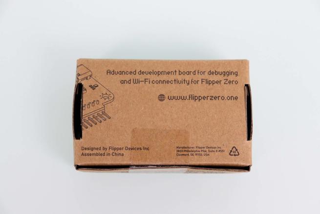 Trasera de la caja de la placa WiFi del Flipper Zero en detalle