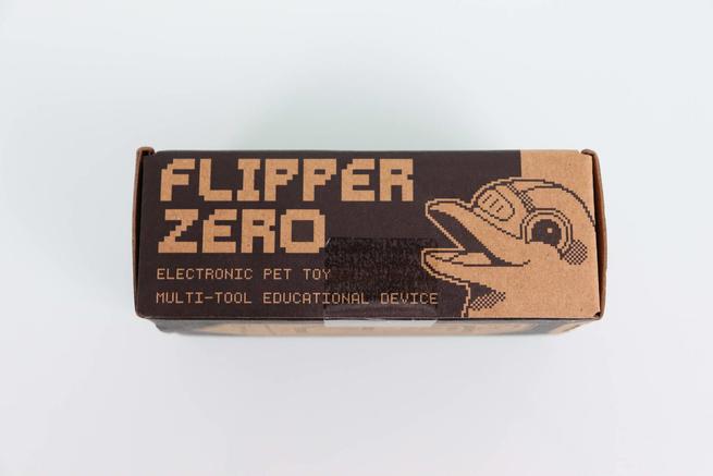 Lateral de la caja del Flipper Zero con el logo del equipo