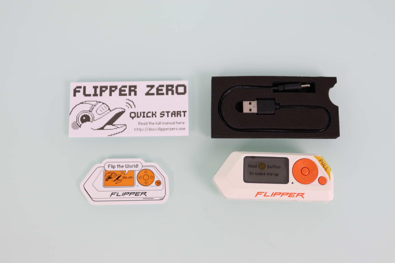 Contenido de la caja del Flipper Zero en detalle con la documentación y accesorios