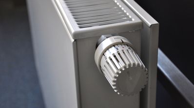 Materiales cerca de un radiador