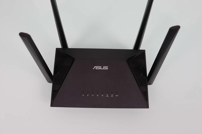 Frontal del router Wi-Fi ASUS RT-AX52 con las antenas externas