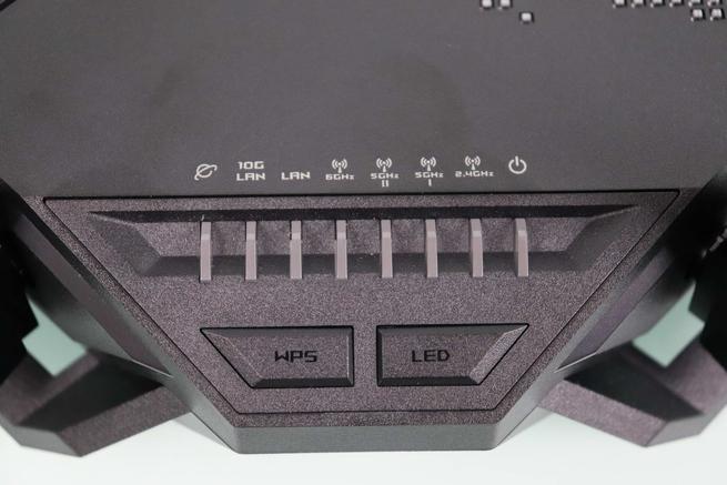 LEDs de estado y botones físicos en el router gaming ASUS ROG Rapture GT-BE98