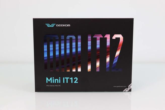 Frontal de la caja del mini PC GEEKOM Mini IT12