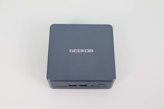 Frontal del mini PC GEEKOM Mini IT12 en detalle