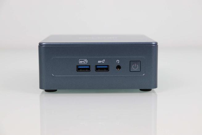 Puertos USB 3.2 Gen 2 a 10Gbps frontales y jack de 3,5mm del mini PC GEEKOM Mini IT12
